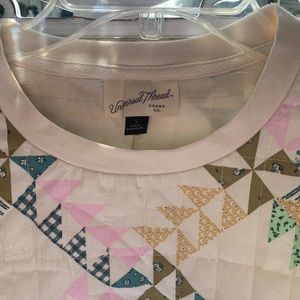 Universal Thread Quilted Pattern Light weight sweater. Size S.